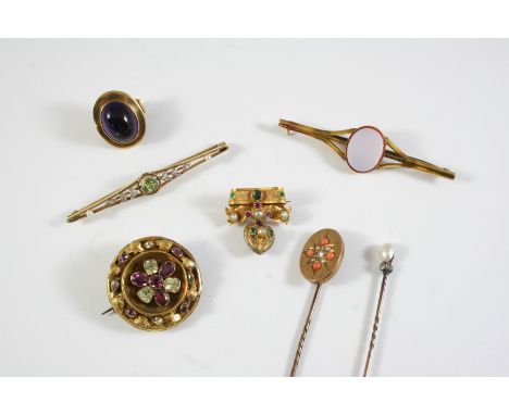 A VICTORIAN GOLD AND GEM SET HEART AND SCROLL BROOCH together with a Victorian garnet, chrysoberyl and gold circular brooch, 