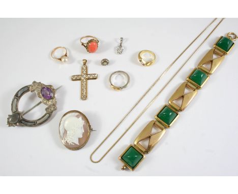 A QUANTITY OF JEWELLERY including a chrysoberyl cat's-eye stud, a Scottish agate and silver cloak brooch, a carved shell came