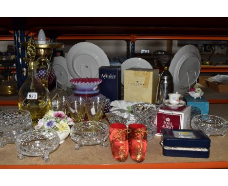 A GROUP OF VINTAGE GLASSWARE AND MISCELLANEOUS ITEMS to include a cranberry glass 'hobnail patterned' brass and glass electri