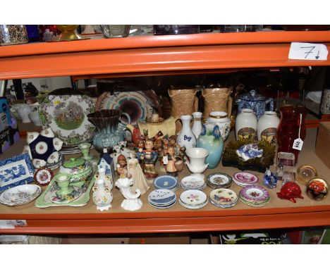 A GROUP OF CERAMICS AND GLASS WARES, to include a red-orange Riihimaki Tulppaani glass vase, height 19.5cm, a Franz Morning G