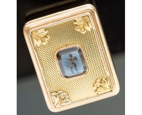 A French gold vinaigrette,the hinged cover set with a hardstone cameo carved depicting a winged cherub, foliate spandrels, en