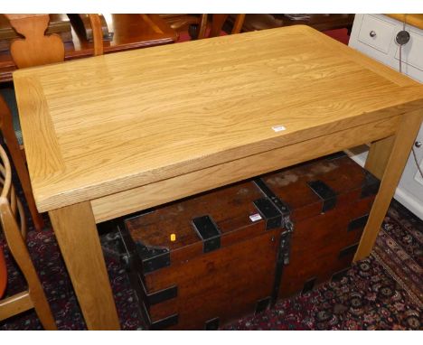 A contemporary light oak rectangular kitchen table, length 121cm 