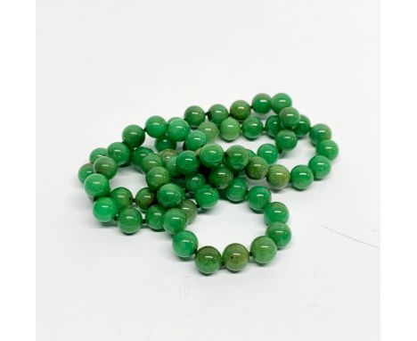 A single strand necklace of green jade beads, bead size 12mm. Necklace L. 80cm.