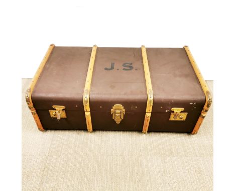 A vintage luggage trunk, 91 x 54 x 32cm.