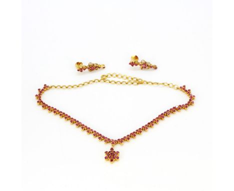 A stunning yellow metal (tested high carat gold, approx. 20ct) necklace set with round cut rubies, L. 37cm, together with a p