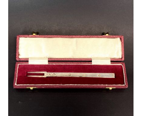 A cased heavy hallmarked silver presentation pickle fork, L. 17.5cm.