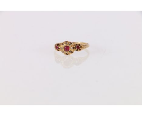 18ct yellow gold triple ruby set dress ring, 3.14g 