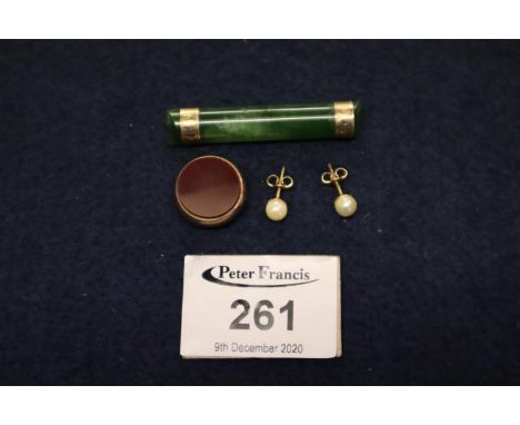 9ct gold and jade brooch, a pair of cultured pearl studs and a fob (3).(B.P. 21% + VAT) 