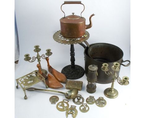 A collection of metalware, to include two large copper sauce pans, two pierced brass fire side trivets, horse brasses, a pair