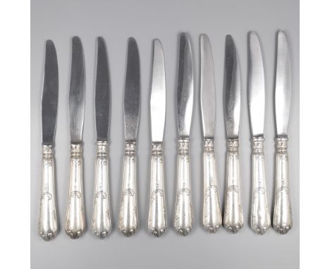 No reserve - 10-piece set of knives silver. Beautiful set of 10 knives with rocaille decorated handles. Filled handles and st