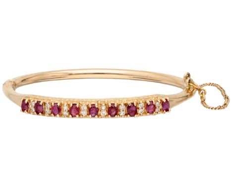 No reserve - 14K Yellow gold bangle set with approx. 2.25 ct. natural ruby and diamond. Set with nine oval faceted natural ru