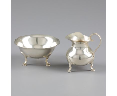No reserve - 2-piece cream set silver. Beautiful set with scalloped edge and soldered-on legs and handle. Germany, Heilbronn,