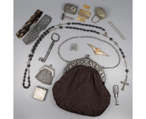 No reserve - Bracket bag silver (with content) Bracket bag with silver bracket with the original contents of the bag includin