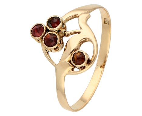 No reserve - 14K Yellow gold vintage ring set with garnet. Set with four round faceted garnets of approx. 0.12 ct. in total (