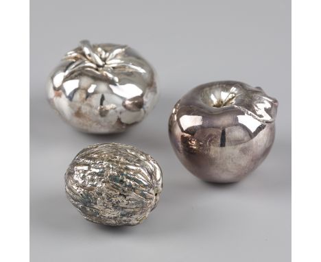 No reserve - 3-piece set of various miniature fruits and nut, silver. Consisting of an apple, tomato and a walnut. With prote