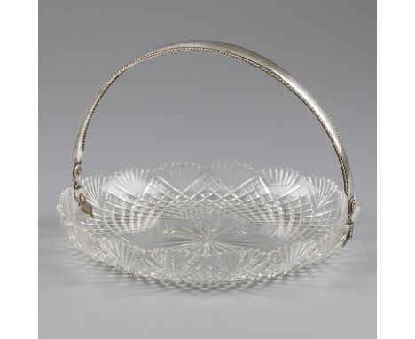 No reserve - Biscuit dish with silver handle. Crystal cut bowl with a silver handle with pearl rim decoration. The Netherland