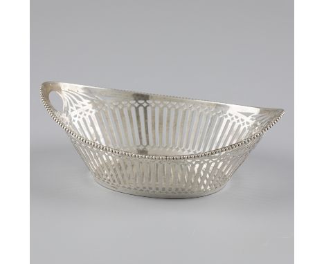 No reserve - Candy basket silver. Boat-shaped model with pearl rim decoration and partly openwork sides. The Netherlands, Haa