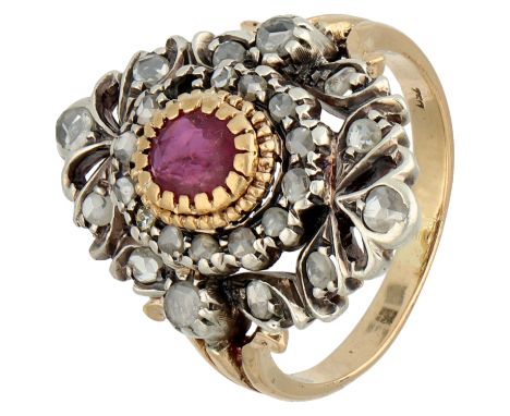 No reserve - 14K Yellow gold / silver vintage ring set with approx. 0.61 ct. natural ruby ​​and diamond. Set with a faceted n