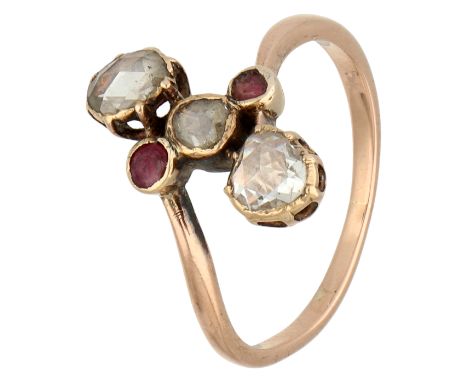No reserve - 14K Rose gold ring set with diamond and ruby. Set with three rose-cut diamonds, the largest of which is approx. 
