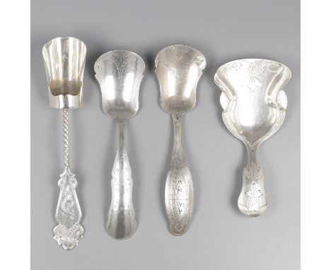 No reserve - Set of 4 silver tea and sugar scoops. In various sizes and designs. The Netherlands, including Antonius Henricus