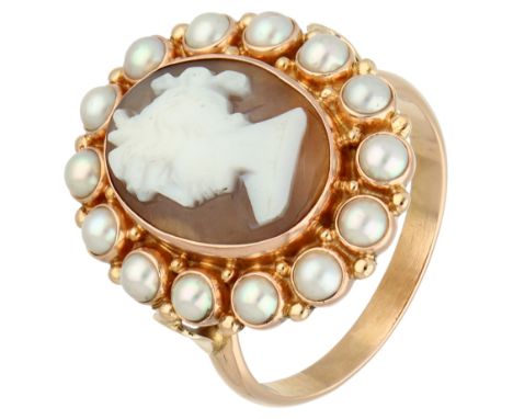 No reserve - 14K Yellow gold vintage ring set with shell cameo and cultured pearls. Set with a cameo with a portrait of a wom