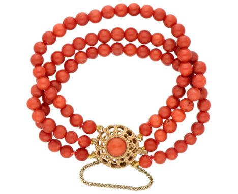 No reserve - Three-row vintage red coral bracelet with 14K yellow gold lock. Ø Red corals: approx. 4.5 - 5.0 mm. With safety 