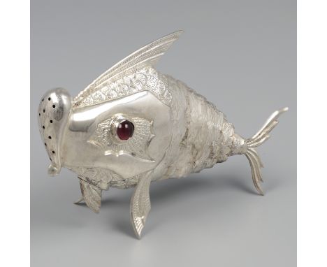 No reserve - Caster "Fish" silver. Beautiful sprinkler with moving body and ruby ​​red glass eyes. Spain, Pedro Duran, 20th c
