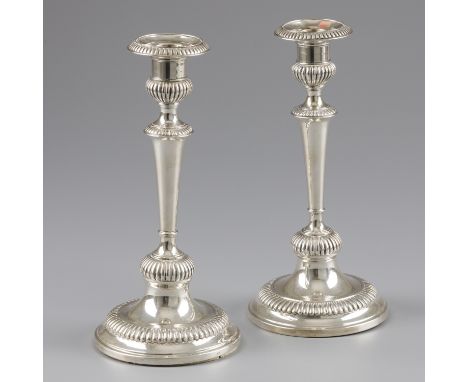 No reserve - 2-piece set of candlesticks silver. Beautiful set of 1-light candlesticks with flutes. The feet are filled, 1 of
