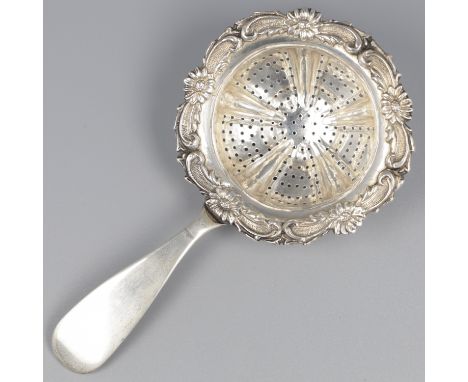 No reserve - Silver tea strainer, Saint Petersburg 1844. Beautiful model with richly decorated rim and openwork sieve holes. 