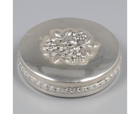 No reserve - Pill box silver. Round model with removable lid. Lid decorated with flower arrangement. Spain, mid 20th century,