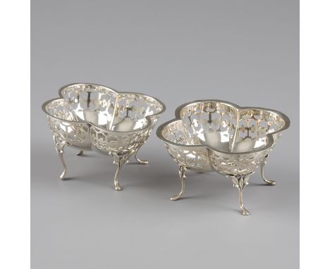 No reserve - 2-piece set sweetmeat baskets silver. Beautiful set of identical clover-shaped sweetmeat baskets with openwork s