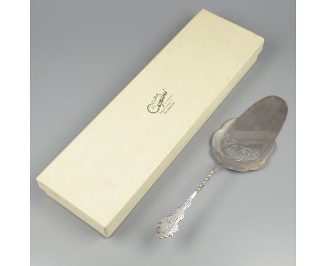 No reserve - Cake server silver. Beautiful model with twisted stem and classic decorations, complete with original box. The N