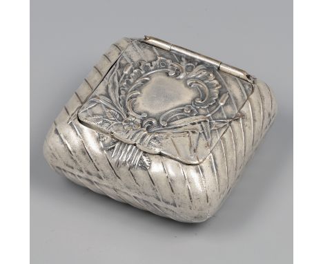 No reserve - Pill box silver plated. Beautifully convex model with Art Nouveau decor. The inside is gilded. Possibly Germany,