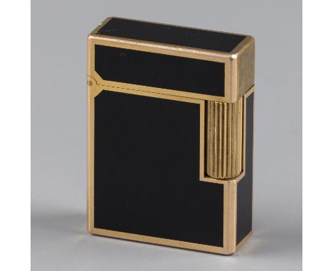 No reserve - S.T. Dupont lighter ''Laque de Chine''. Gold-plated model with black Laque de Chine. Provided with the initials 