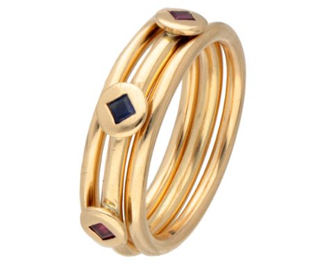 No reserve - Set of three 14K yellow gold stackable design rings set with sapphire and ruby. Set with two square cut rubies a