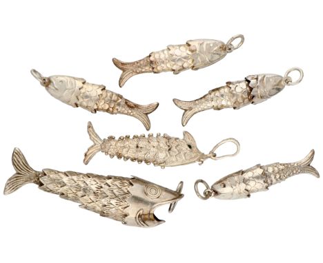 No reserve - Lot of six silver flexible fish pendants.  In fair condition, light signs of use. One of the pendants is set wit