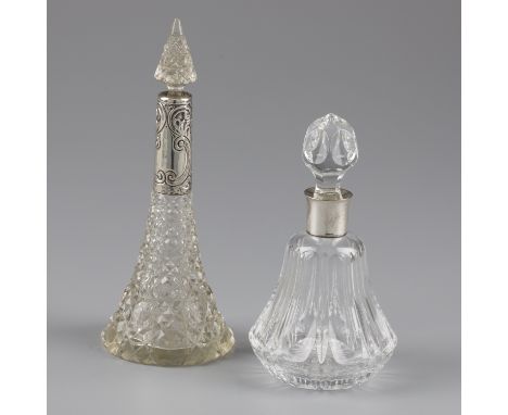 No reserve - 2-part lot ''Eau de Vie'' vials silver. A lot of 2 different crystal glass Eau de Vie bottles with silver frame 