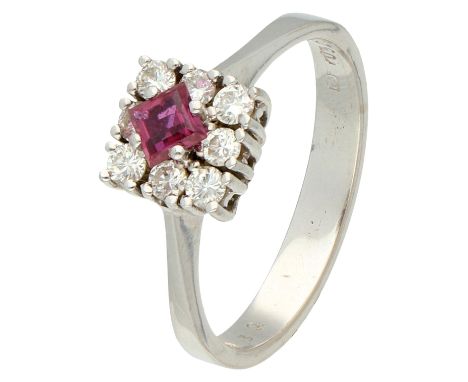 No reserve - 14K White gold entourage ring set with synthetic ruby ​​and diamond. Set with square cut synthetic ruby ​​(3.61 