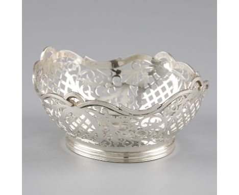 No reserve - Bonbon / sweetmeat basket, silver. Model with reinforced edge, openwork sides and edging on the bottom edge. The
