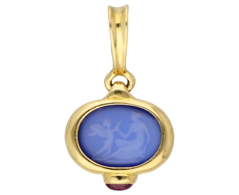 No reserve - 18K Yellow gold pendant with a glass paste intaglio and ruby. Pendant with an Intaglio in blue glass paste from 