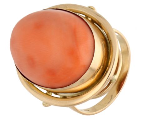 No reserve - 14K Yellow gold vintage ring set with red coral. Set with a cabochon cut red coral (approx. 17.70 ct.) In good c