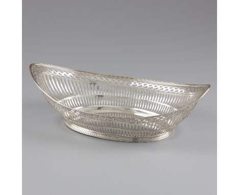 No reserve - Bread basket, silver. Boat-shaped bread basket with  openwork sides. With reeded bands on top rim and foot. The 