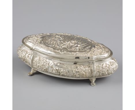 No reserve - Teaspoon box silver. Beautiful model with various scenes in relief and standing on four (soldered) legs. The Net