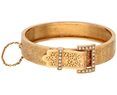 No reserve - 18K Yellow gold buckle bangle bracelet set with seed pearls. Decorated with acanthus leaves. In good condition, 