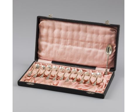 No reserve - 12-piece silver teaspoon set. The set is made with molded rocaille decorations. Comes with matching pouch with v