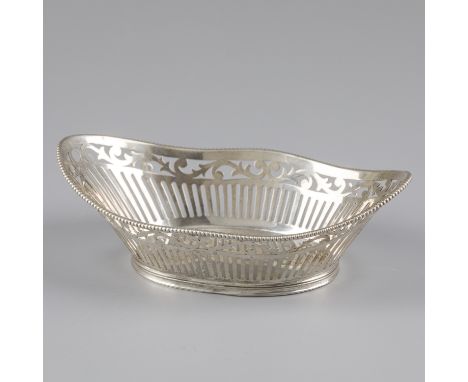 No reserve - Candy basket silver. Model with pearl edge, partly ajour sides and several fillet edges on the bottom edge. The 