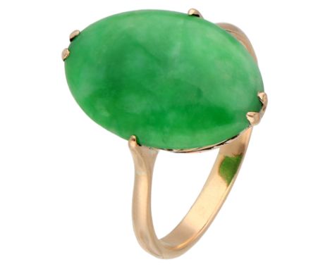No reserve - 10K Yellow gold ring set with dyed jade. Set with a cabochon cut jade (approx. 16.60 x 11.40 mm) In good conditi