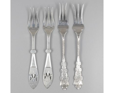 No reserve - 4-piece lot of pickle forks (2 sets) silver. Lot consisting of 2 sets of 2 pickle forks. Equipped with various e