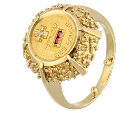 No reserve - 18K Yellow gold 'plus qu'hier, moins que demain' ring by Alphonse Augis. Set with one single cut diamond approx.