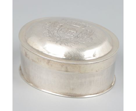 No reserve - Silver box. Oval model with domed lid and engraved crowned coat of arms. Germany, Hanau, first half 20th century
